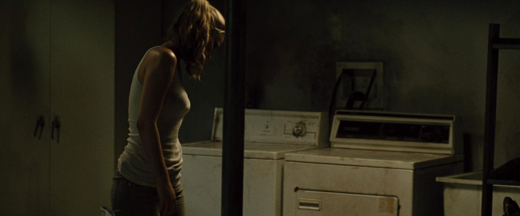 House_at_the_End_of_the_Street__28147229.jpg