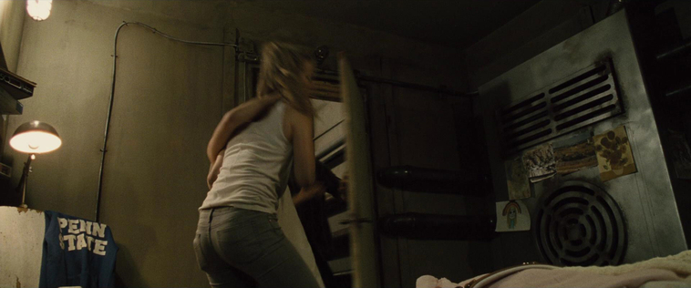 House_at_the_End_of_the_Street__28155629.jpg
