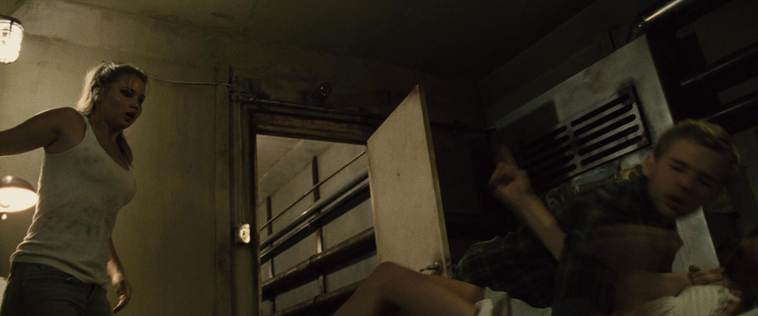 House_at_the_End_of_the_Street__28155729.jpg