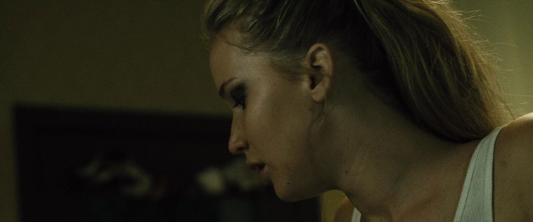 House_at_the_End_of_the_Street__28157229.jpg