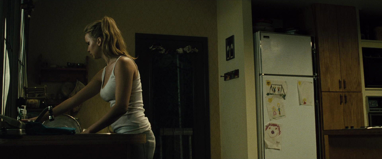 House_at_the_End_of_the_Street__28158229.jpg