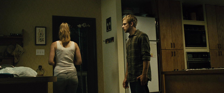 House_at_the_End_of_the_Street__28166229.jpg