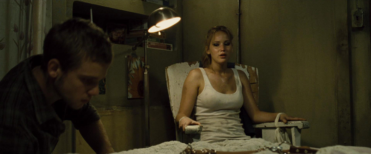 House_at_the_End_of_the_Street__28169229.jpg