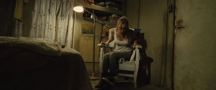 House_at_the_End_of_the_Street__28172229.jpg