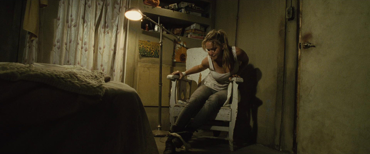 House_at_the_End_of_the_Street__28172329.jpg