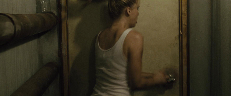 House_at_the_End_of_the_Street__28175429.jpg