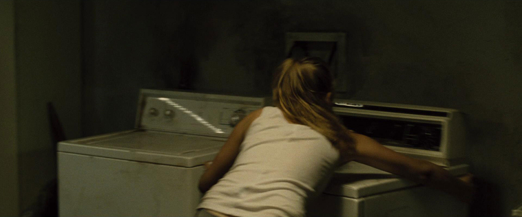 House_at_the_End_of_the_Street__28176229.jpg