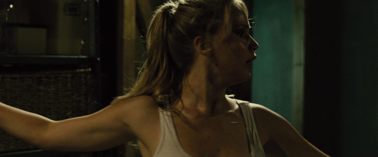 House_at_the_End_of_the_Street__28178329.jpg