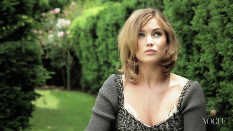 Jennifer_Lawrence_on_The_Hunger_Games_-_Vogue_Diaries_006.jpg