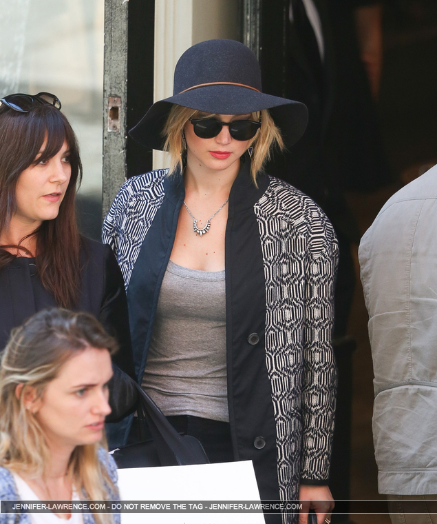 Jennifer_Lawrence_seen_carrying_bags_after_shopp.jpg