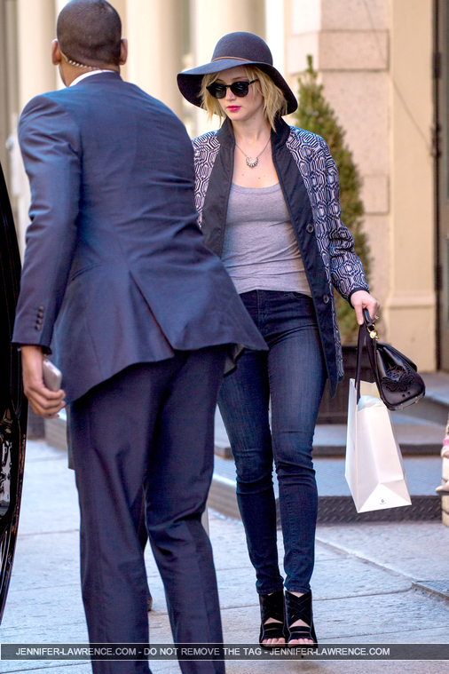 Jennifer_Lawrence_seen_carrying_bags_after_shopp_281029.jpg
