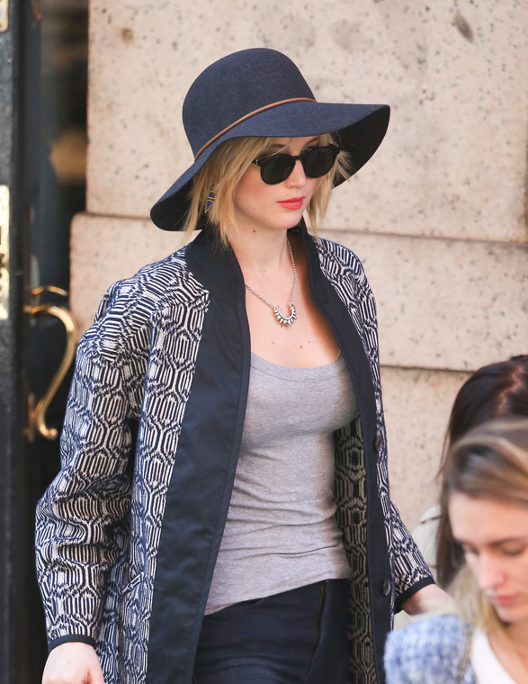 Jennifer_Lawrence_seen_carrying_bags_after_shopp_28129.jpg