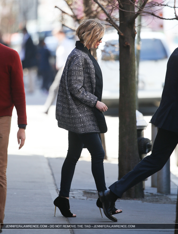Jennifer_Lawrence_seen_carrying_bags_after_shopp_28329.jpg