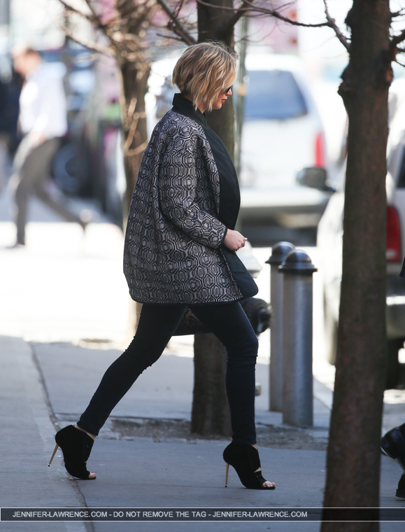 Jennifer_Lawrence_seen_carrying_bags_after_shopp_28429.jpg