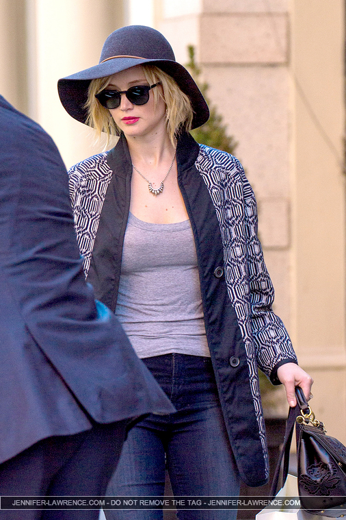 Jennifer_Lawrence_seen_carrying_bags_after_shopp_28529.jpg