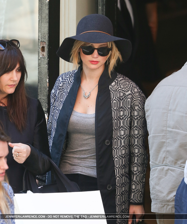 Jennifer_Lawrence_seen_carrying_bags_after_shoppin_28129.jpg