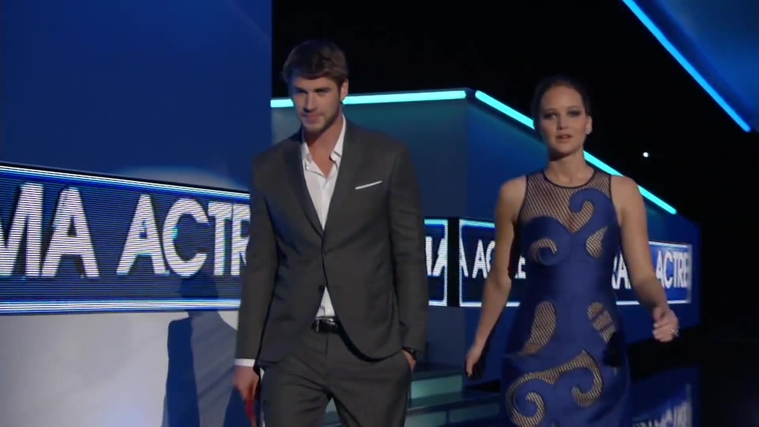Liam_Hemsworth_and_Jennifer_Lawrence_Present_at_People_s_Choice_Awards_2012_030.jpg