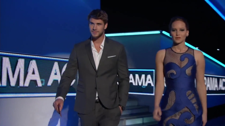 Liam_Hemsworth_and_Jennifer_Lawrence_Present_at_People_s_Choice_Awards_2012_031.jpg