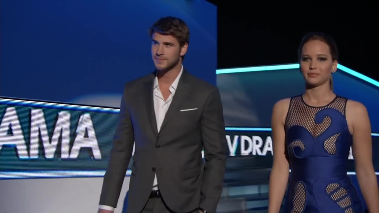 Liam_Hemsworth_and_Jennifer_Lawrence_Present_at_People_s_Choice_Awards_2012_032.jpg