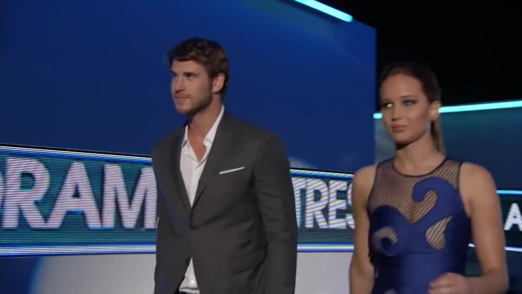 Liam_Hemsworth_and_Jennifer_Lawrence_Present_at_People_s_Choice_Awards_2012_033.jpg