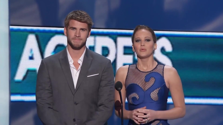 Liam_Hemsworth_and_Jennifer_Lawrence_Present_at_People_s_Choice_Awards_2012_052.jpg