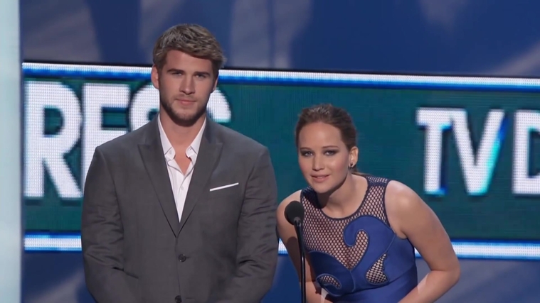 Liam_Hemsworth_and_Jennifer_Lawrence_Present_at_People_s_Choice_Awards_2012_058.jpg