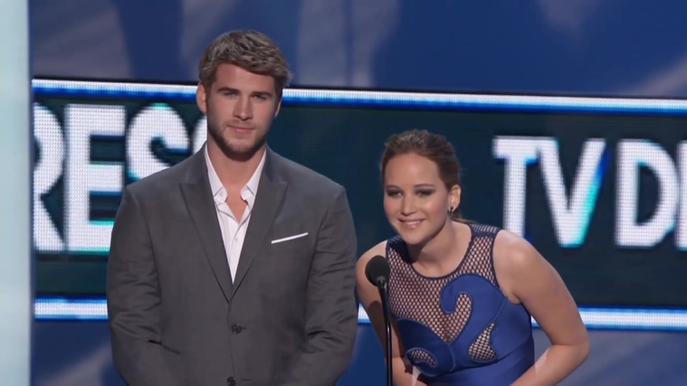 Liam_Hemsworth_and_Jennifer_Lawrence_Present_at_People_s_Choice_Awards_2012_059.jpg