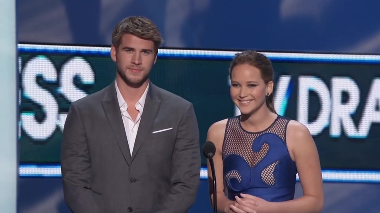 Liam_Hemsworth_and_Jennifer_Lawrence_Present_at_People_s_Choice_Awards_2012_061.jpg