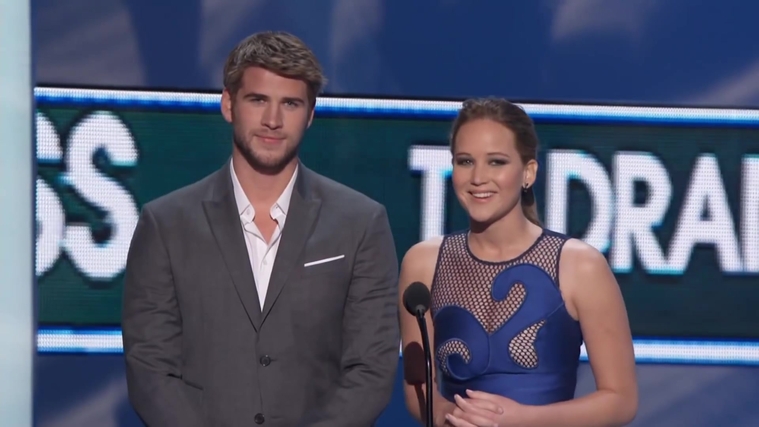 Liam_Hemsworth_and_Jennifer_Lawrence_Present_at_People_s_Choice_Awards_2012_062.jpg