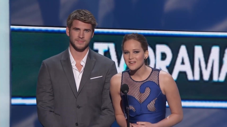 Liam_Hemsworth_and_Jennifer_Lawrence_Present_at_People_s_Choice_Awards_2012_064.jpg