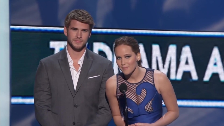 Liam_Hemsworth_and_Jennifer_Lawrence_Present_at_People_s_Choice_Awards_2012_067.jpg