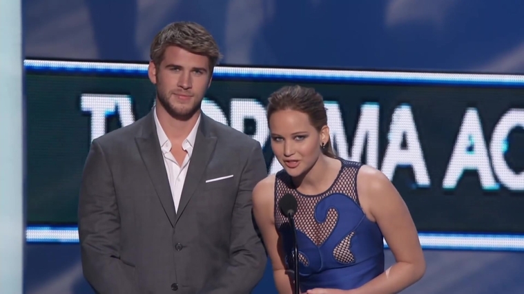 Liam_Hemsworth_and_Jennifer_Lawrence_Present_at_People_s_Choice_Awards_2012_068.jpg