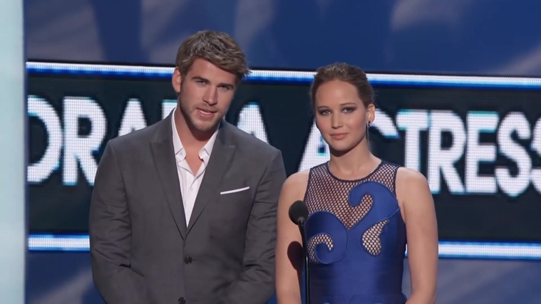 Liam_Hemsworth_and_Jennifer_Lawrence_Present_at_People_s_Choice_Awards_2012_073.jpg