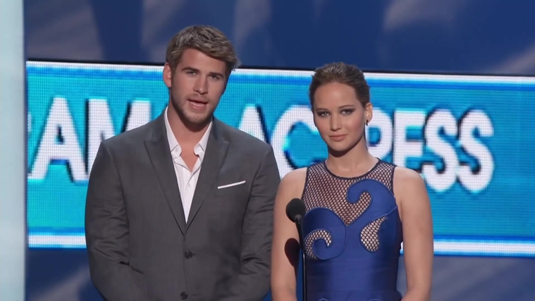 Liam_Hemsworth_and_Jennifer_Lawrence_Present_at_People_s_Choice_Awards_2012_075.jpg