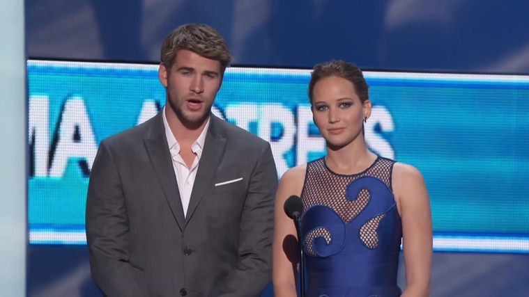 Liam_Hemsworth_and_Jennifer_Lawrence_Present_at_People_s_Choice_Awards_2012_078.jpg