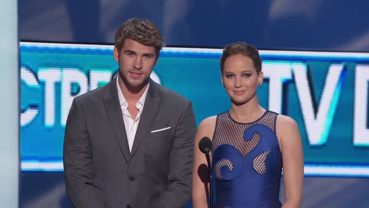 Liam_Hemsworth_and_Jennifer_Lawrence_Present_at_People_s_Choice_Awards_2012_083.jpg