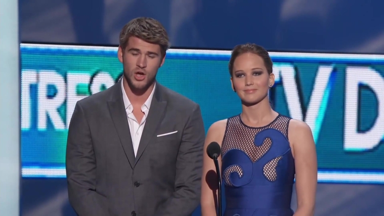Liam_Hemsworth_and_Jennifer_Lawrence_Present_at_People_s_Choice_Awards_2012_084.jpg