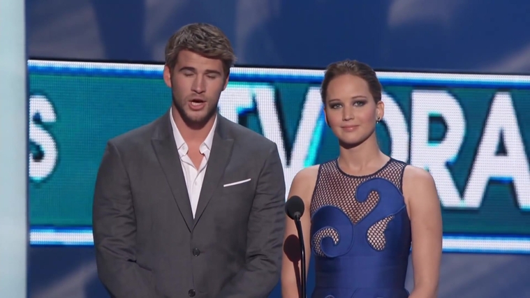Liam_Hemsworth_and_Jennifer_Lawrence_Present_at_People_s_Choice_Awards_2012_088.jpg
