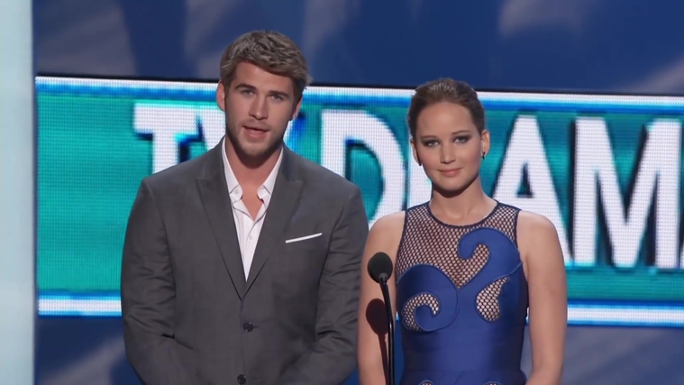 Liam_Hemsworth_and_Jennifer_Lawrence_Present_at_People_s_Choice_Awards_2012_091.jpg