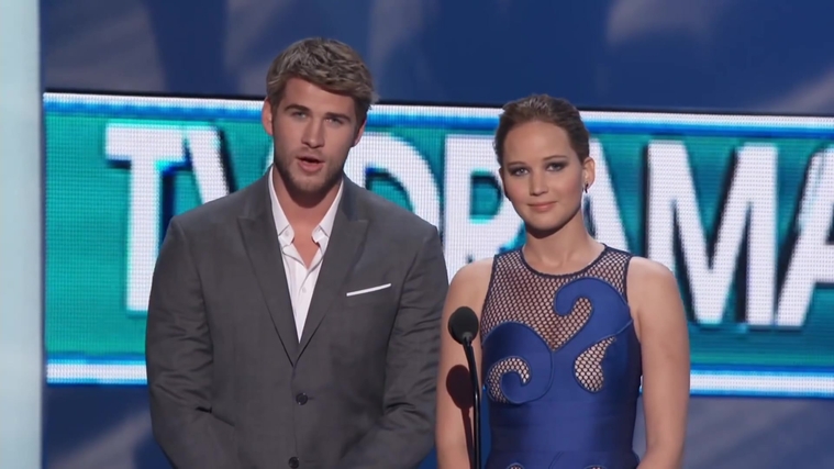 Liam_Hemsworth_and_Jennifer_Lawrence_Present_at_People_s_Choice_Awards_2012_092.jpg