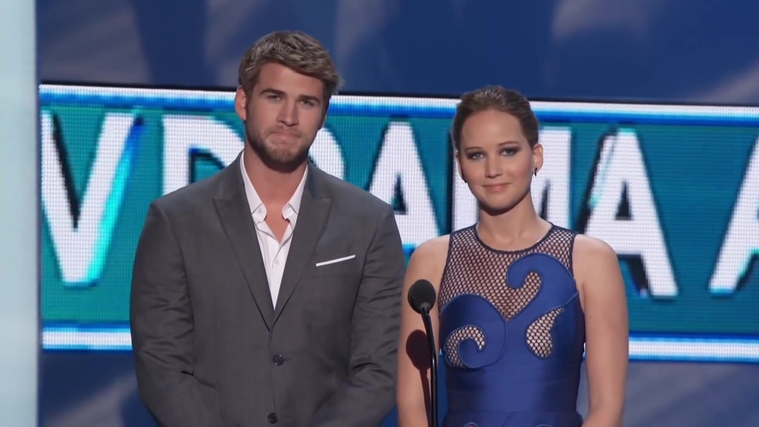 Liam_Hemsworth_and_Jennifer_Lawrence_Present_at_People_s_Choice_Awards_2012_095.jpg