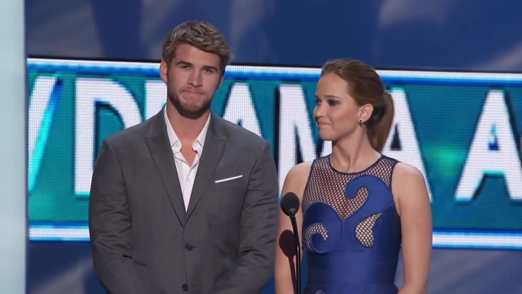 Liam_Hemsworth_and_Jennifer_Lawrence_Present_at_People_s_Choice_Awards_2012_096.jpg
