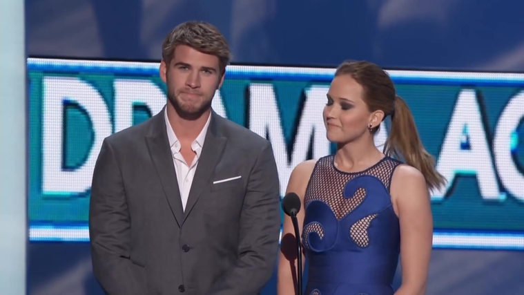 Liam_Hemsworth_and_Jennifer_Lawrence_Present_at_People_s_Choice_Awards_2012_097.jpg