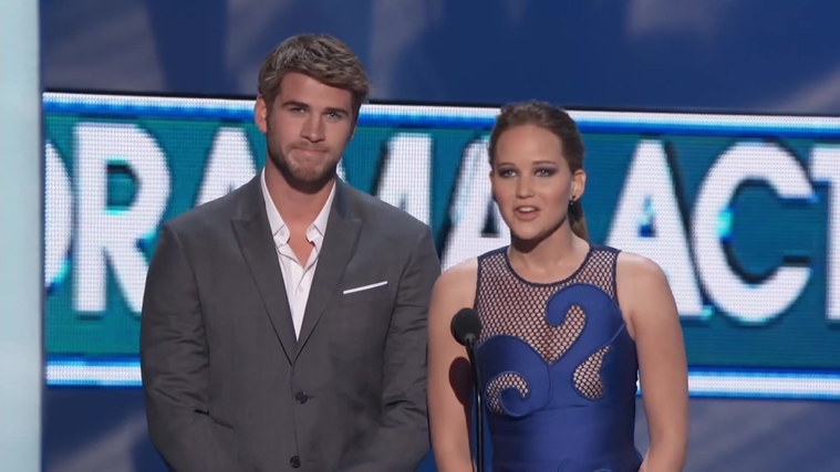 Liam_Hemsworth_and_Jennifer_Lawrence_Present_at_People_s_Choice_Awards_2012_099.jpg