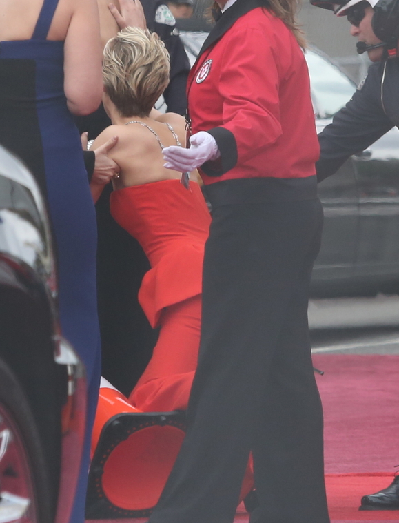 March_2_-_Falls_before_hitting_the_red_carpet_at_the_86th_Annual_Academy_Awards_28129.jpg