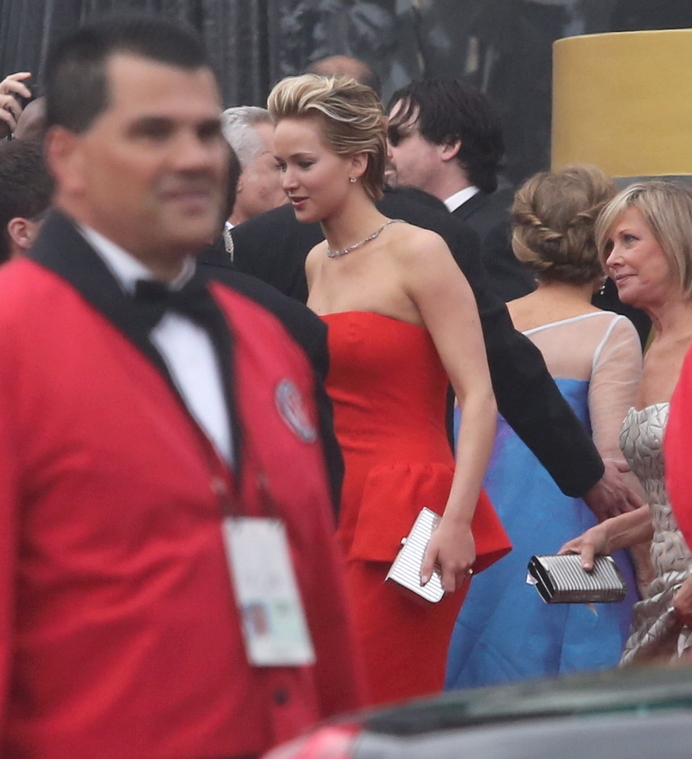 March_2_-_Falls_before_hitting_the_red_carpet_at_the_86th_Annual_Academy_Awards_281329.jpg