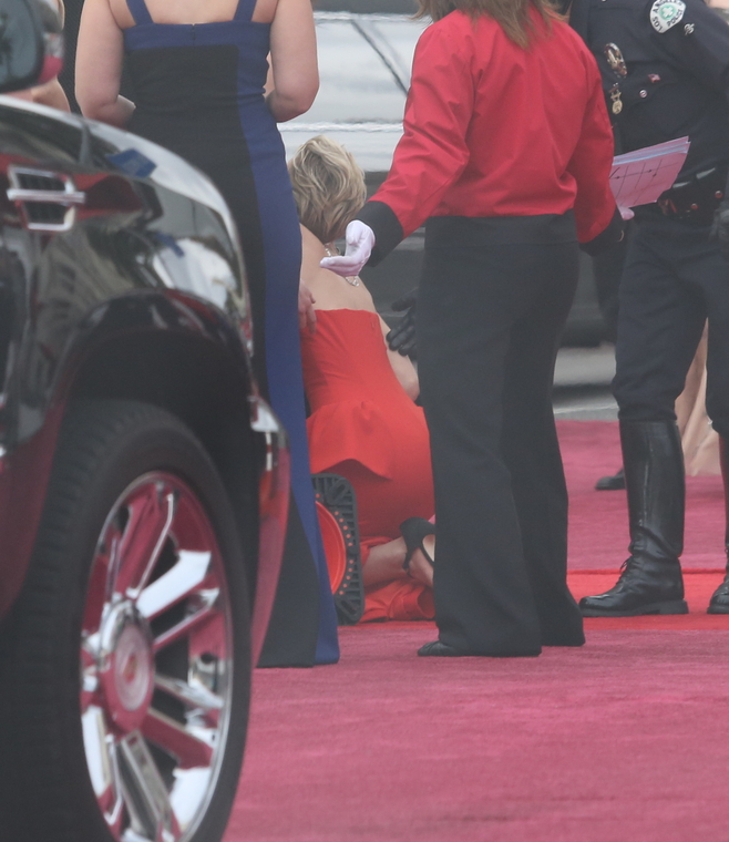 March_2_-_Falls_before_hitting_the_red_carpet_at_the_86th_Annual_Academy_Awards_281529.jpg
