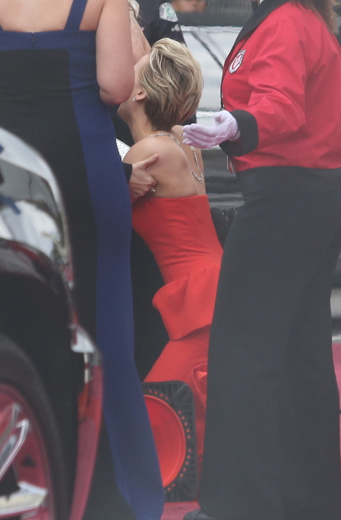 March_2_-_Falls_before_hitting_the_red_carpet_at_the_86th_Annual_Academy_Awards_28229.jpg