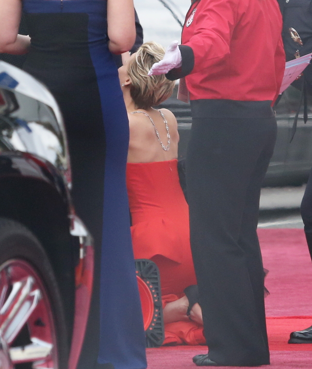 March_2_-_Falls_before_hitting_the_red_carpet_at_the_86th_Annual_Academy_Awards_28329.jpg
