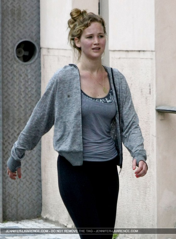 May_7_-_Jogging_around_Prague_with_her_boyfriend_Nicholas_Hoult_28529.jpg